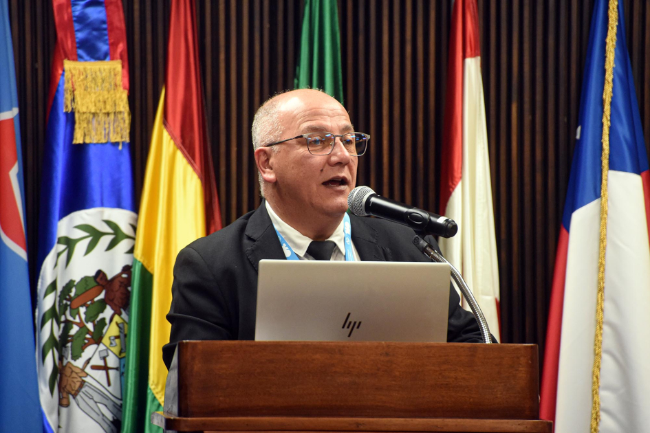 Gonzalo Balseiro, presidente de la URSEC Balseiro habla desde un atril; detrás, banderas
