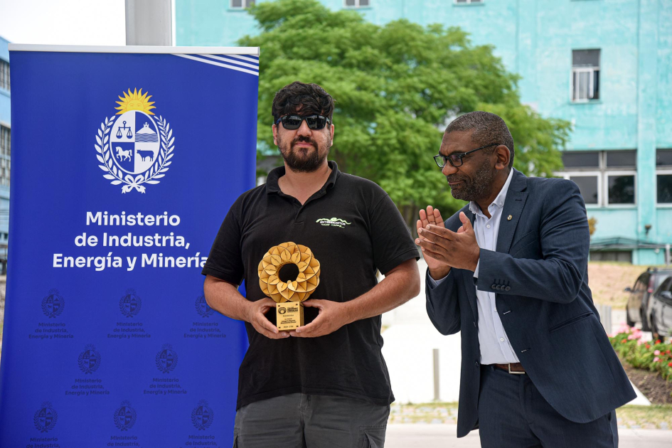 Ortuño entrega un premio a un hombre