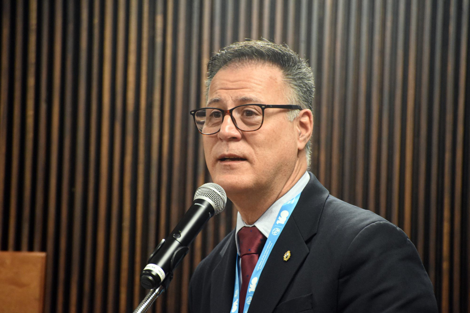 Director de Dinatel, Pablo Siris Siris habla con un micrófono