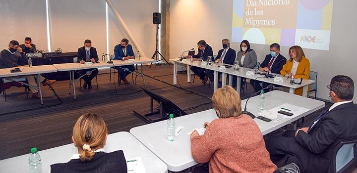 Mesa principal del evento y autoridades y empresarios asistentes