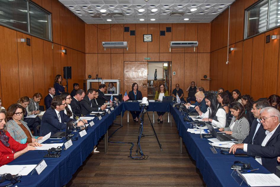 El encuentro se desarrolló en el Edificio Ancap Participantes sentados en mesas dispuestas en forma de "u"