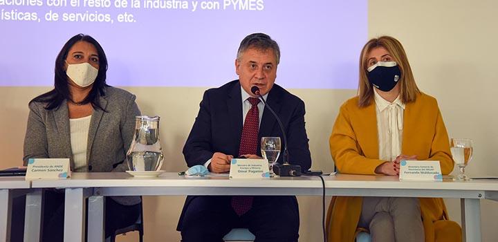 El ministro Omar Paganini, junto a Carmen Sánchez, de ANDE, y Fernanda Maldonado, del MGAP
