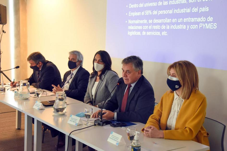 Ministro Omar Paganini y autoridades en la mesa principal del Día Nacional de las Mipymes