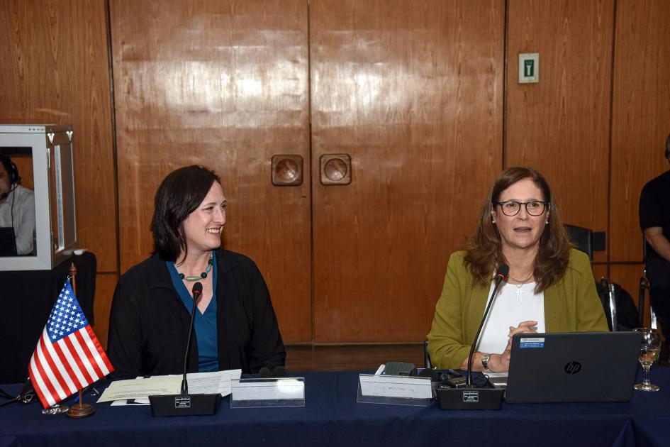 Ministra Elisa Facio Ministra Facio habla junto a la embajadora Fulton, sentadas