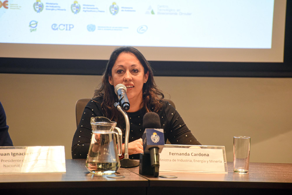 Cardona habla sentada
