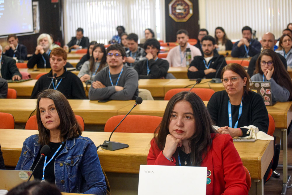 Público de la actividad Público, sentado en mesas horizontales