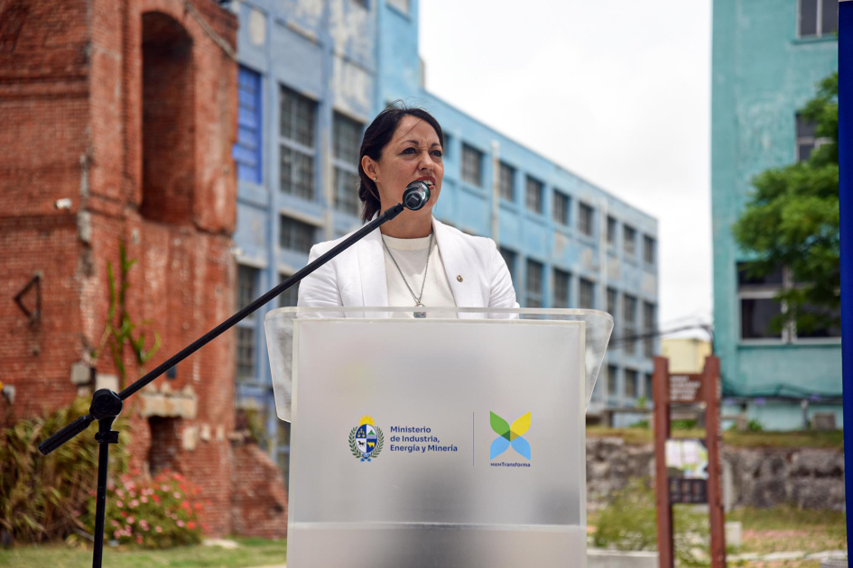 Cardona habla desde un atril; detrás, edificios de PITI