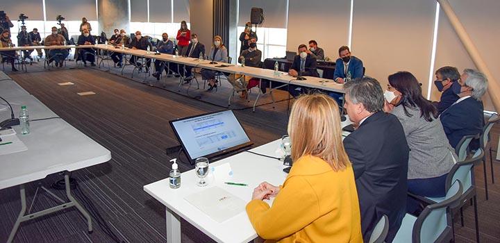 Asistentes al evento; vista desde detrás de la mesa principal de oradores