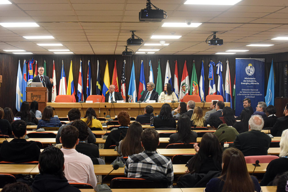 Evento regional Prioridades para la Juventud en el Mundo Digital 2026 Al fondo, en un atril y junto a mesa de autoridades, habla Siris; más cerca, público, sentado