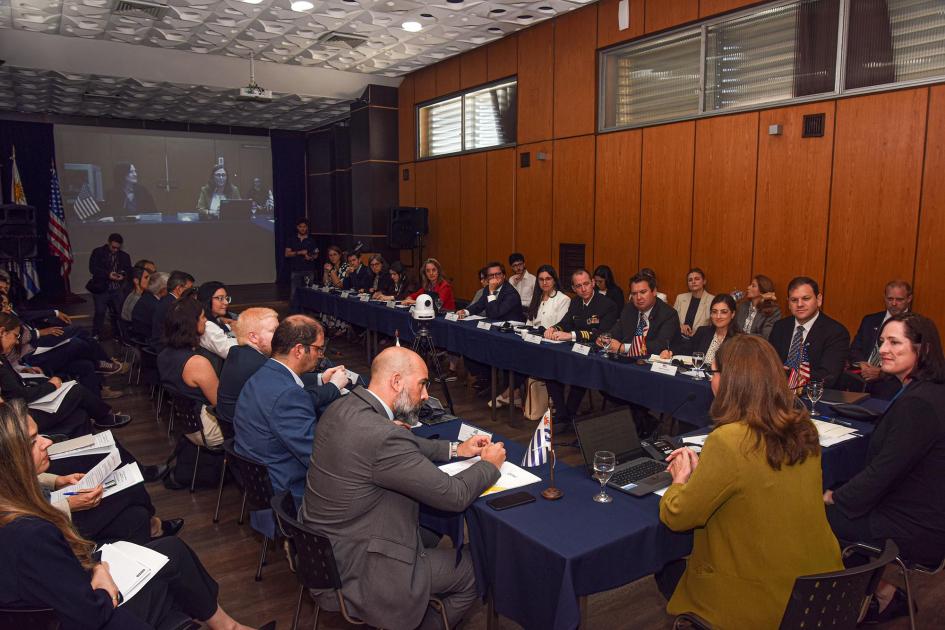 Delegaciones uruguaya y estadounidense intercambiaron durante la jornada Participantes en mesas dispuestas en "u", vistas de costado