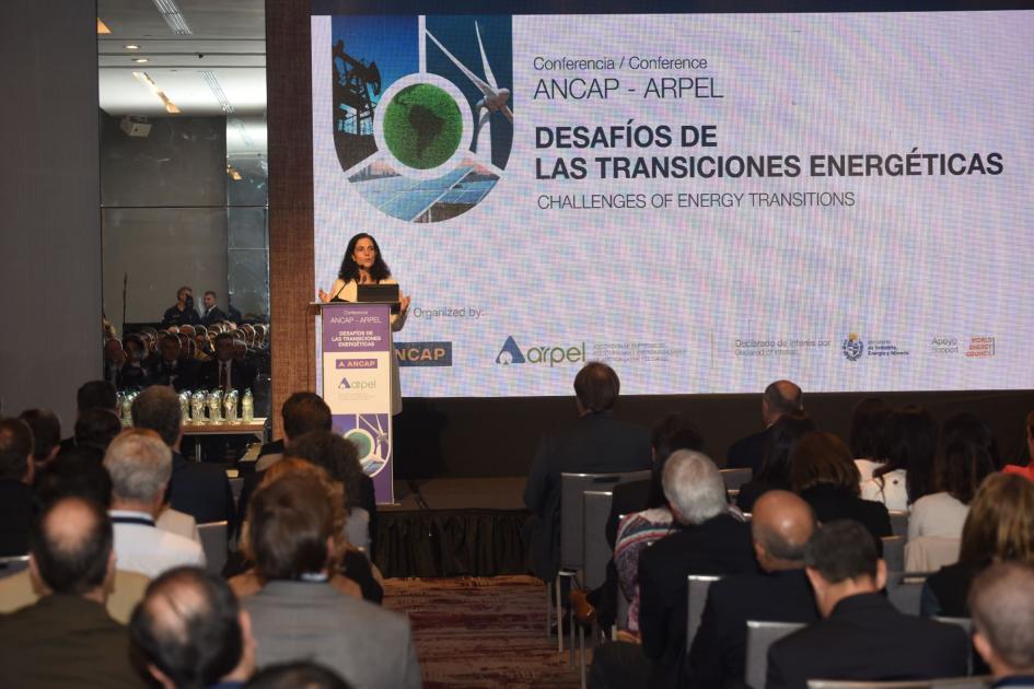 Ministra Azucena Arbeleche hablando al público presente Ministra Azucena Arbeleche hablando al público presente