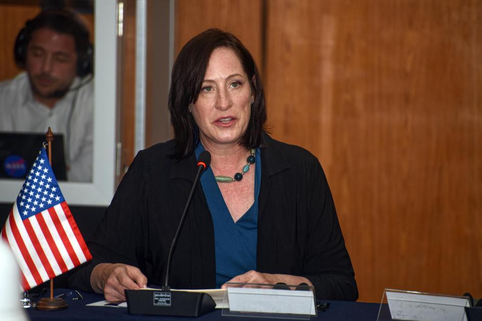 Embajadora de Estados Unidos en Uruguay, Heide Fulton Embajadora Fulton habla, sentada; en la mesa, bandera de Estados Unidos