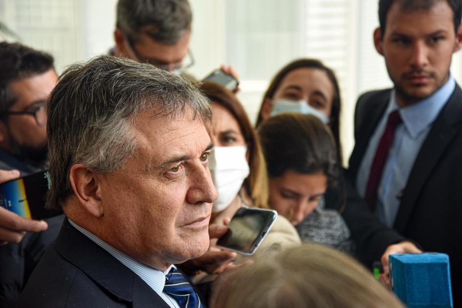 El ministro Omar Paganini dialogó con la prensa Ministro Omar Paganini, rodeado por la prensa