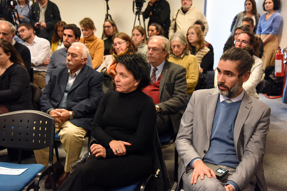Autoridades, sentadas entre el público