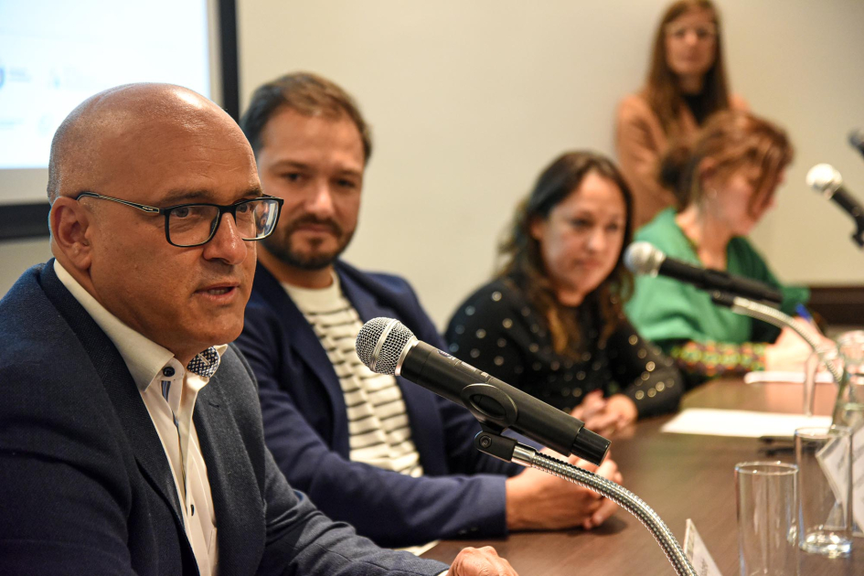 Albaladejo habla, sentado junto a las otras tres autoridades