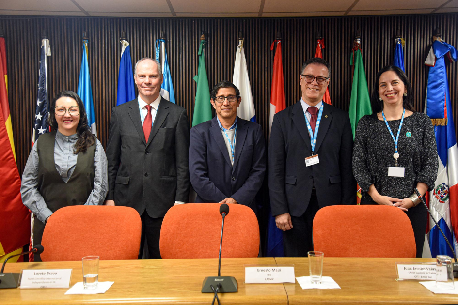 El segundo panel integró a representantes de la Unesco, LACNIC, la ONU y la OIT Cinco autoridades, de pie detrás de una mesa; más atrás, banderas
