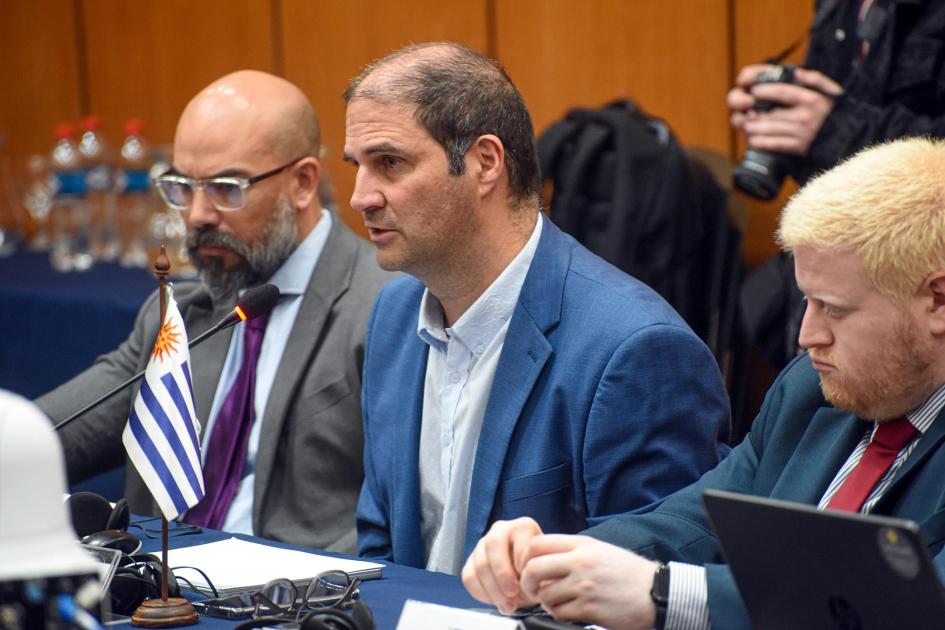Entre los participantes estuvieron los presidentes de ANII y Agesic y el director de Energía Caiafa habla; junto a él, Paguas y Nieves; en la mesa, bandera uruguaya