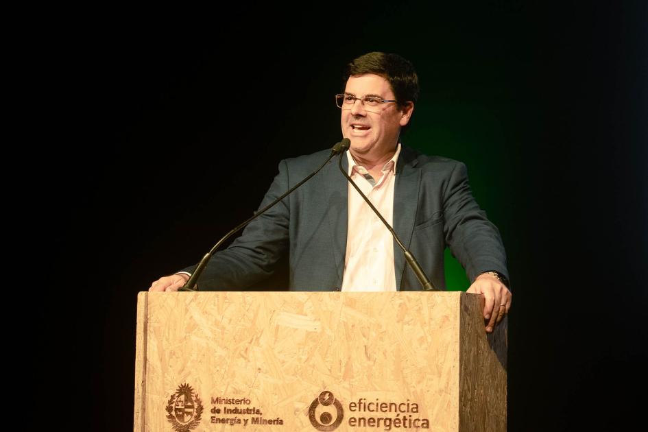 Director Fitzgerald Cantero Director Cantero habla desde un atril con logos del MIEM y de Eficiencia Energética