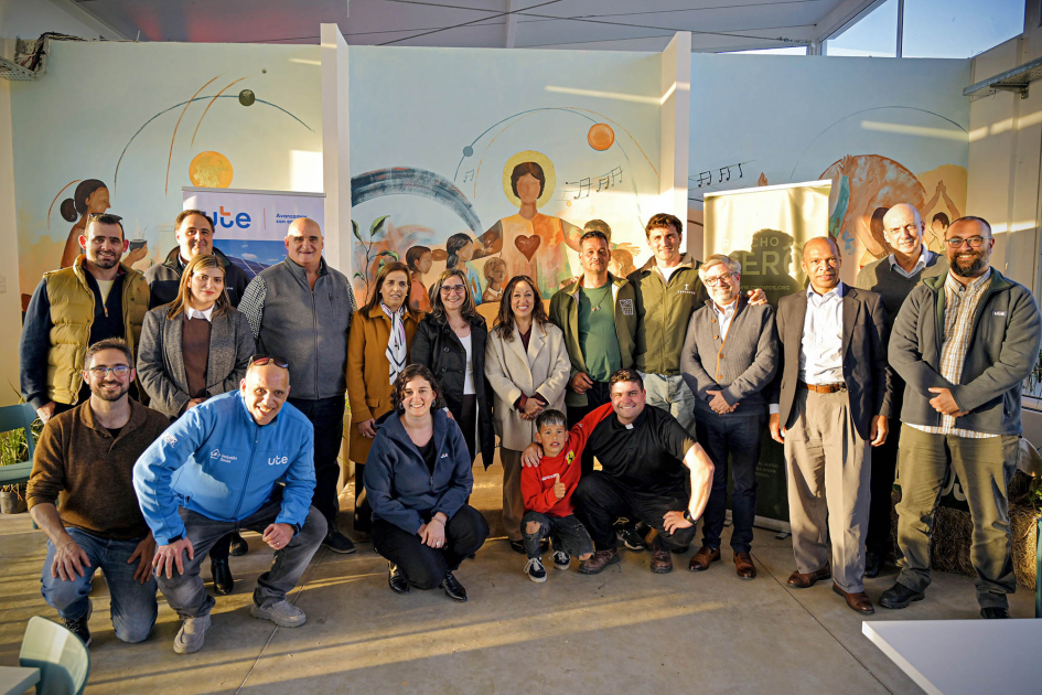 Foto grupal de autoridades y representantes de las organizaciones involucraddas