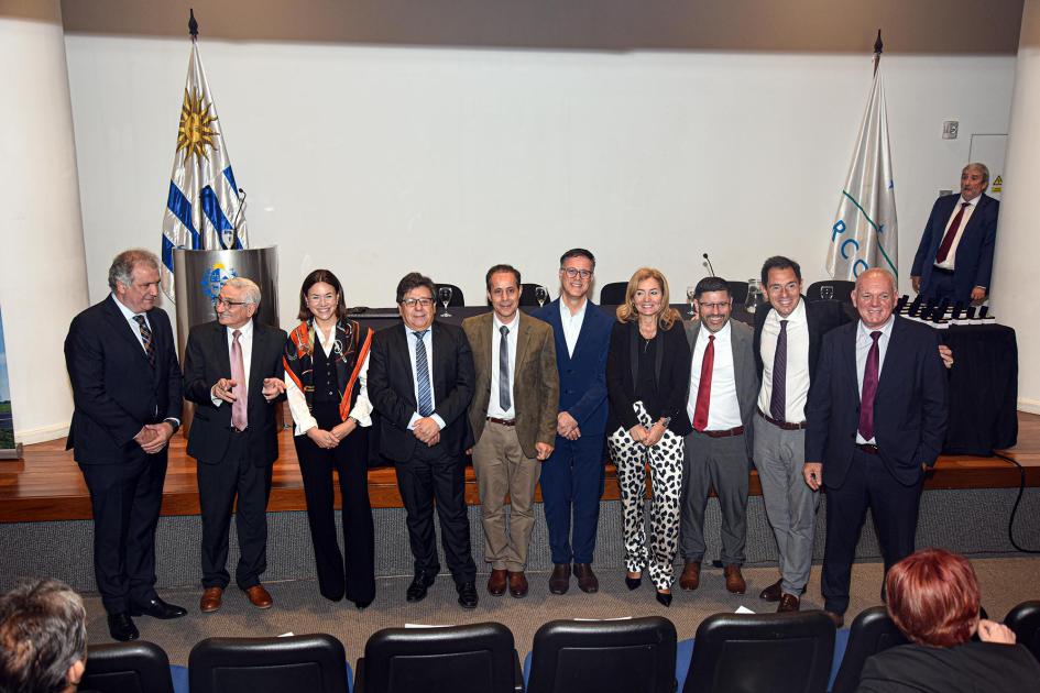 Autoridades, de pie; detrás, bandera uruguaya