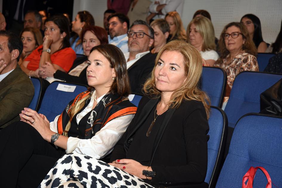 En primera fila del público, sentadas, Jul y Aramendía
