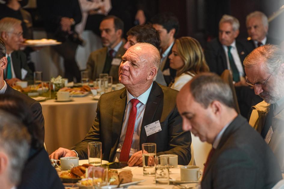 Subsecretario del MIEM, Walter Verri Mesa en la que participó el subsecretario Walter Verri; detrás hay más mesas