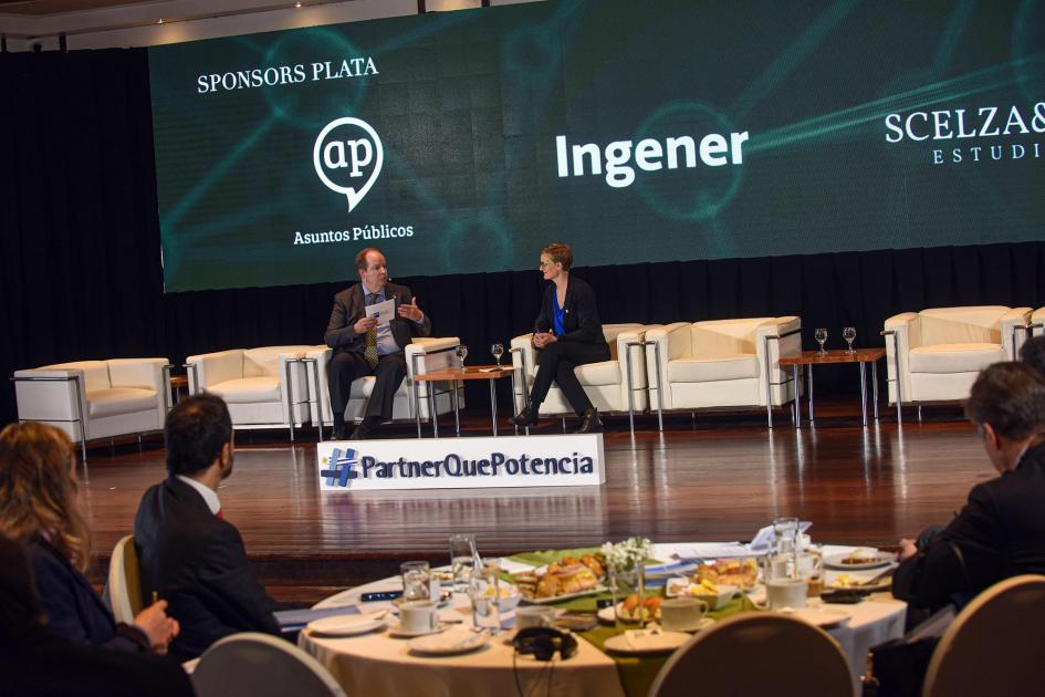 El evento contó con varios paneles de diálogo Autoridad alemana hizo uso de la palabra, junto a otro hombre