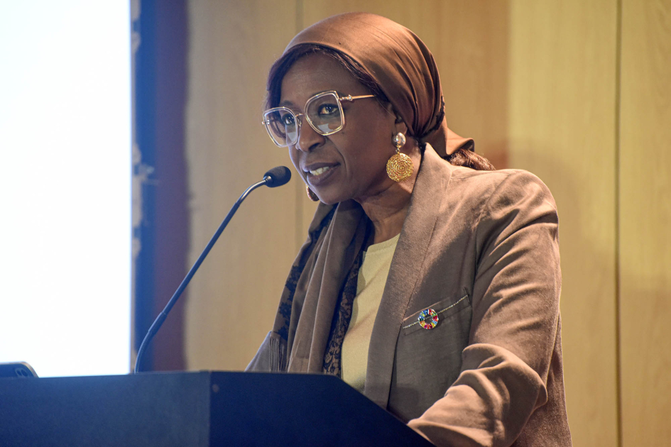 Diene Keita Diene Keita, directora ejecutiva del UNFPA, habla desde atril