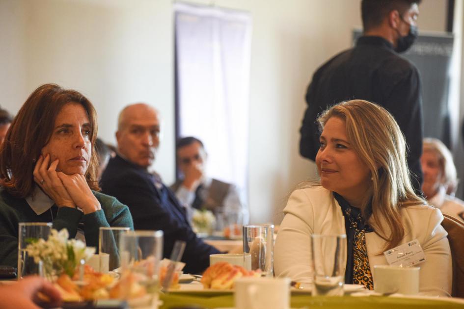 Directora nacional de Industrias, Susana Pecoy Mesa en la que participó Susana Pecoy, que sonríe junto a otra mujer; detrás se ven otras personas