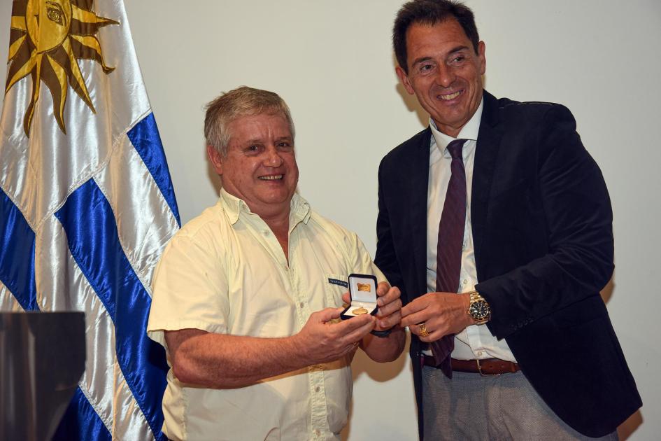 Trabajador recibe un premio, junto a autoridades