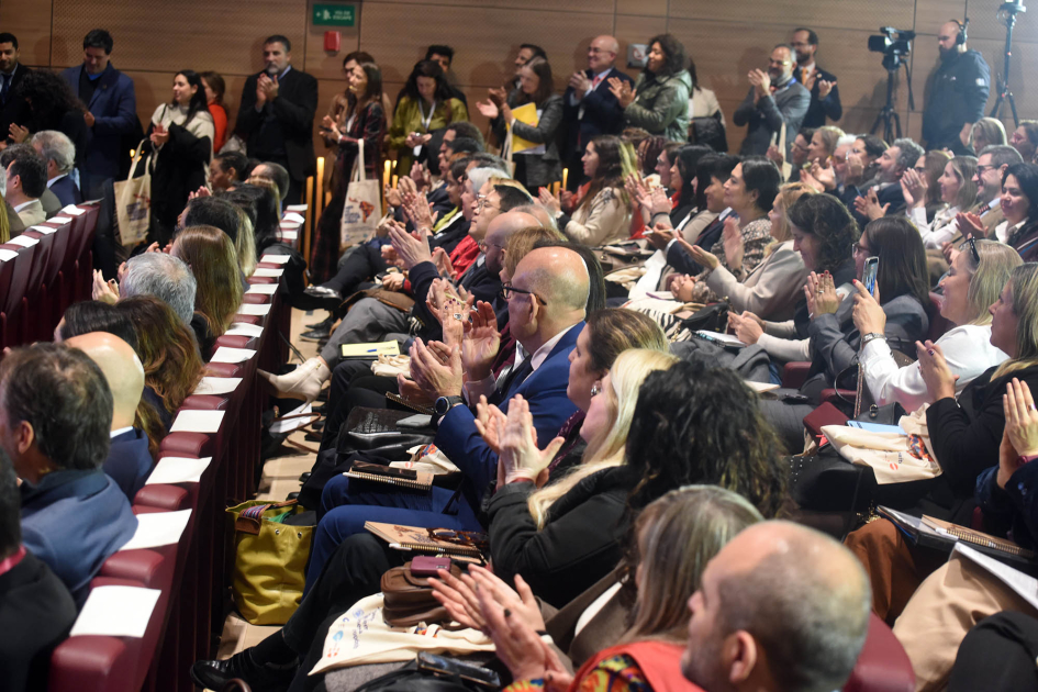 Público Público sentado aplaude