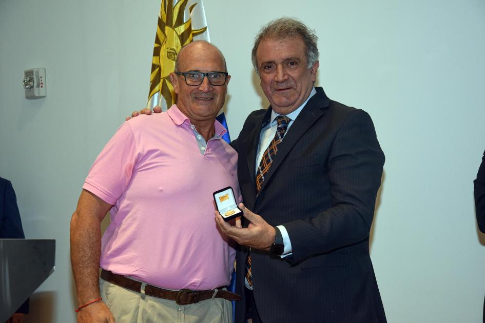 Trabajador recibe un premio, junto a autoridades
