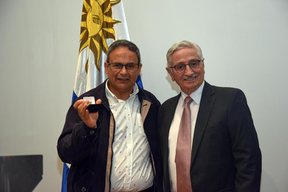 Trabajador recibe un premio, junto a autoridades