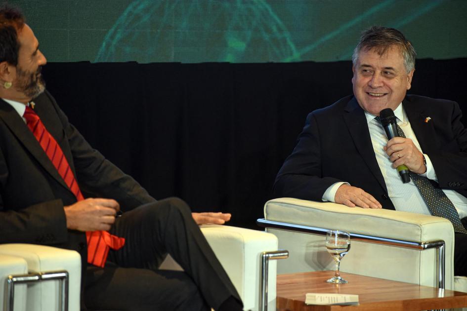 El ministro Omar Paganini explicó la realidad del hidrógeno verde en Uruguay Ministro Paganini, micrófono en blanco, dialoga con Fernando Schaich; ambos, sentados en sillones