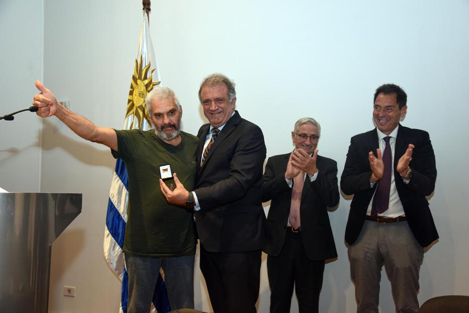 Trabajador recibe un premio, junto a autoridades