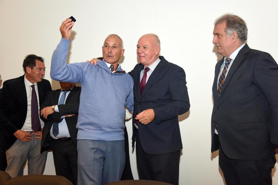 Trabajador recibe un premio, junto a autoridades