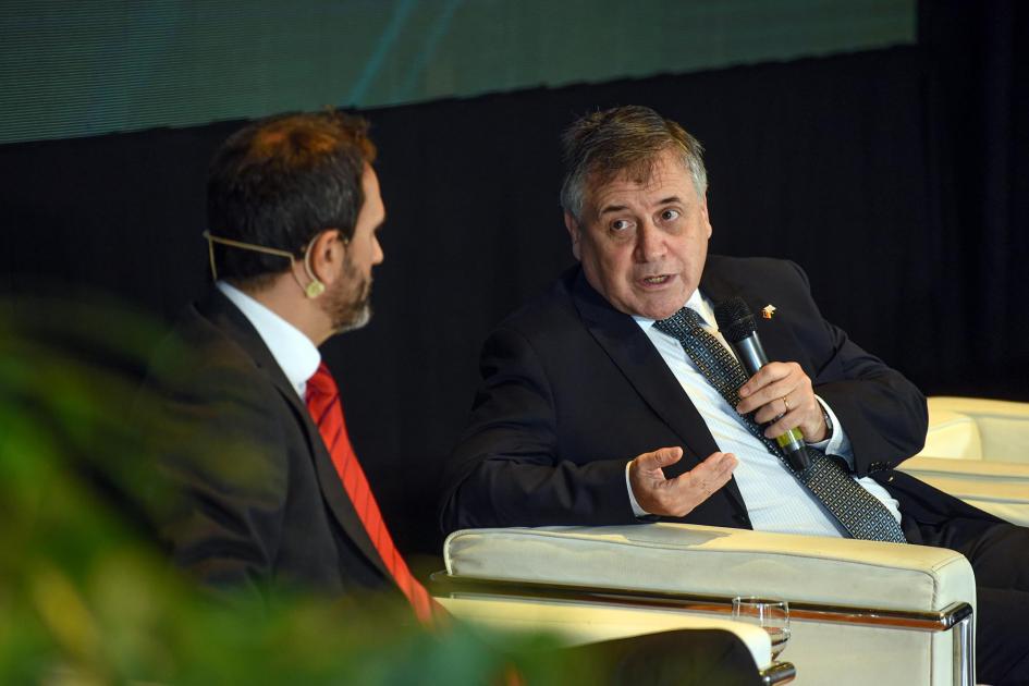 El ministro Omar Paganini fue entrevistado por Fernando Schaich Omar Paganini dialoga con Fernando Schaich, sentado en un sillón blanco