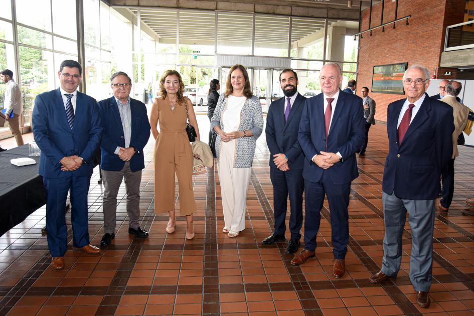 Autoridades en el hall del auditorio del LATu