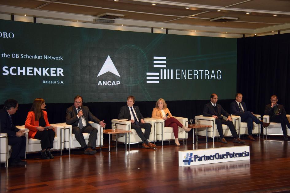 Autoridades nacionales e internacionales intercambiaron en el evento Mesa interinstitucional de diálogo; todos están sentados en sillones blancos
