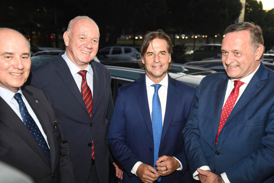 Autoridades participaron del evento Lacalle Pou, Verri, Pache y Álvaro Delgado, en el exterior del evento, de noche