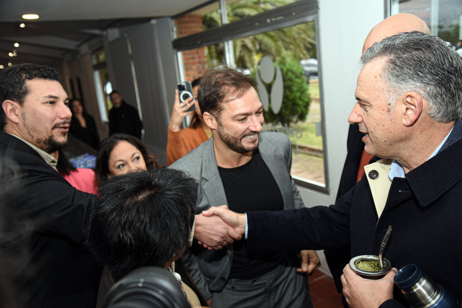 Presidente Orsi saluda 