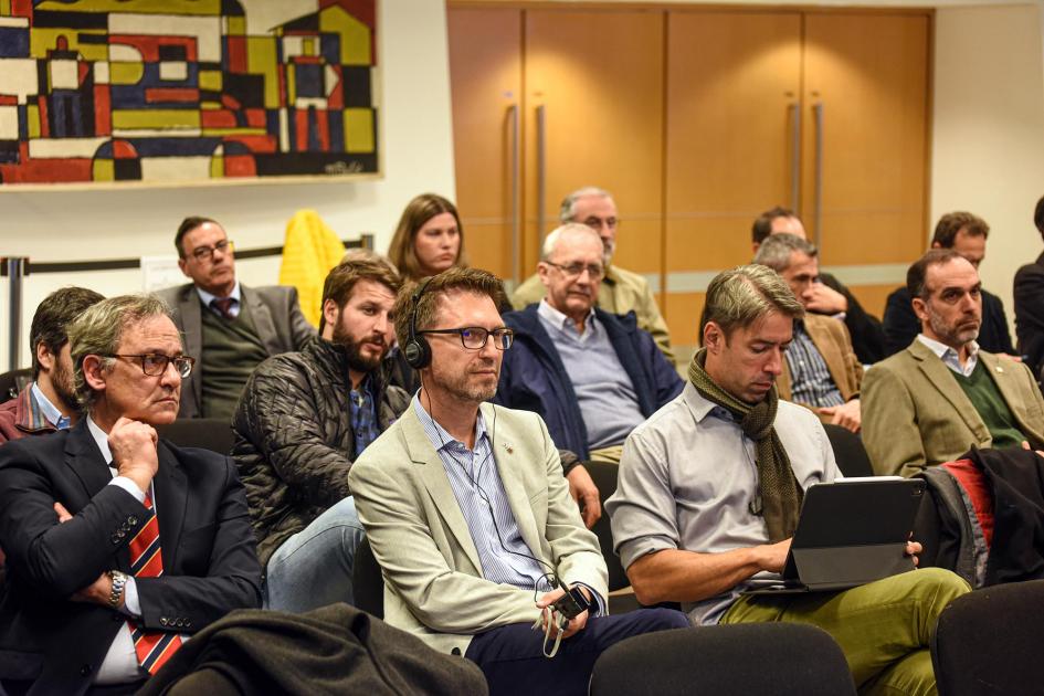 Público; detrás se ve un cuadro y las puertas de madera de la sala Idea Vilariño