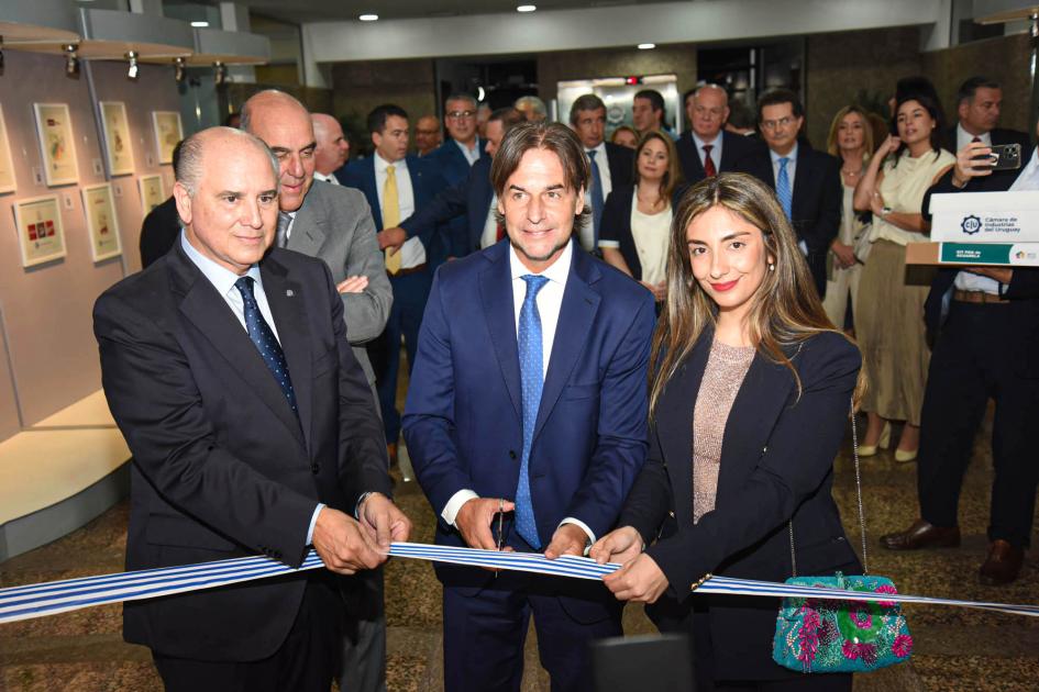 Inauguración de muestra de la CIU; el presidente Luis Lacalle Pou participó del evento Lacalle Pou, Pache y una mujer cortan una cinta