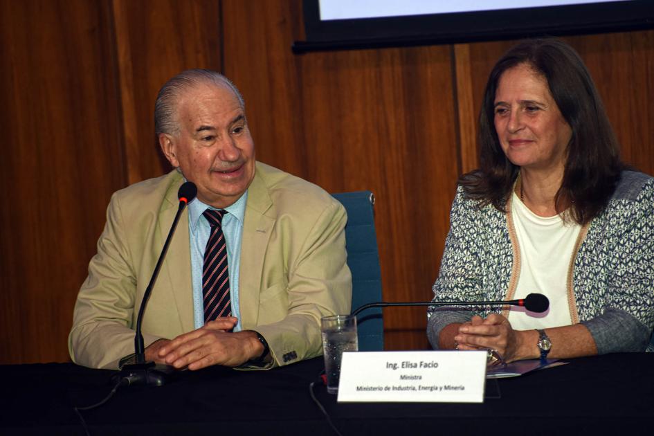 El presidente del LATU, Ruperto Long, expuso en el evento Long habla en la mesa de autoridades, sentado junto a Facio