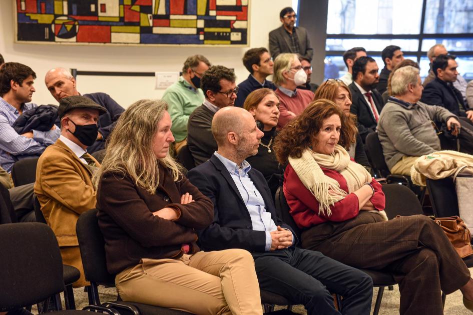 Público de la actividad Público asistente; detrás, un cuadro; al fondo, ventanas