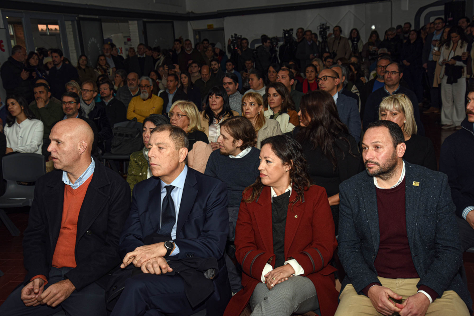 Autoridades en primera fila. Público detrás.