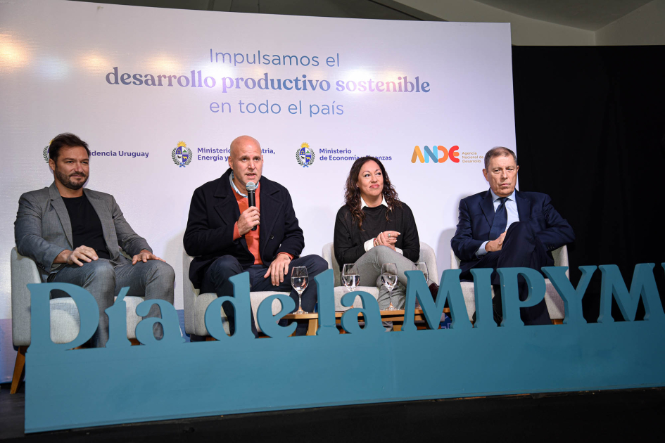 Ignacio Dorrego, Francisco Legnani, Fernanda Cardona y Gabriel Oddone sentados. 