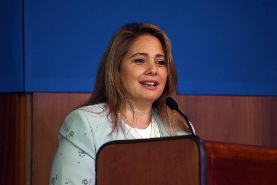 Directora nacional de Industrias, Susana Pecoy Pecoy habla desde un atril