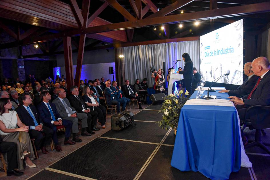 El evento se desarrolló en el Club de los Industriales A la derecha, mesa, mientras habla Pérez de pie; al frente, público