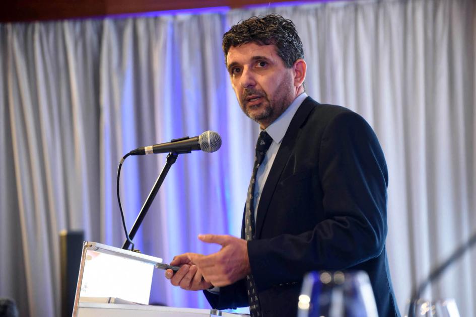 Sebastián Pérez, director de la CIU Pérez habla desde un atril